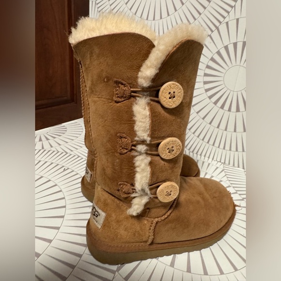 UGG Girls Bailey Boots 3 Buttons Size 13 Chestnut‎ - Picture 2 of 9
